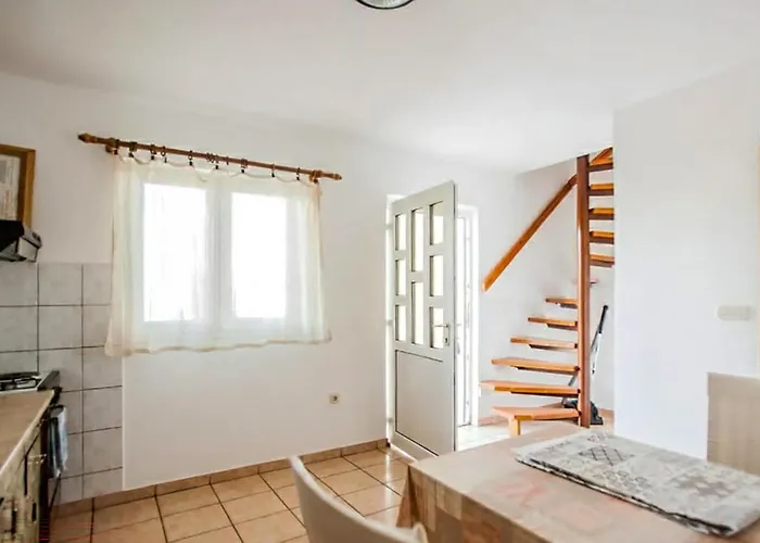 1 Bedroom Lovely In ロパール